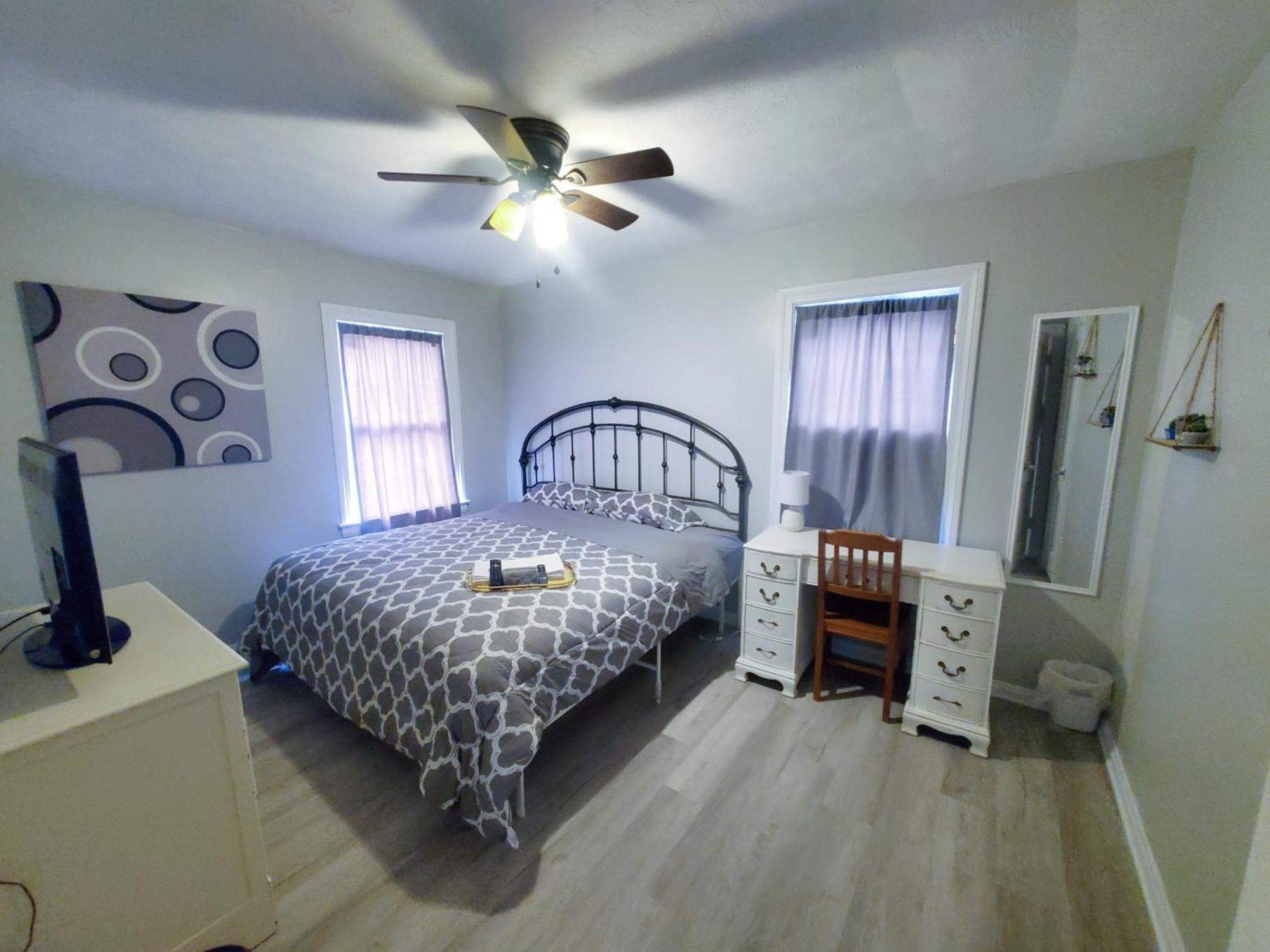 Homestay Gem King Size Bed Louisville